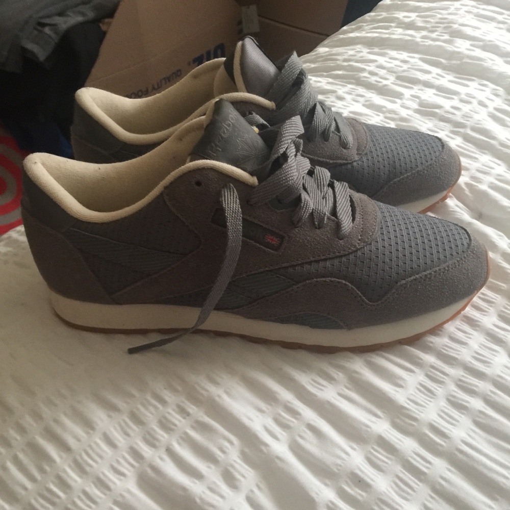 Woman’s Reebok Classics - Picture 2 of 5